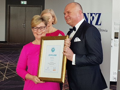 Beata Kierus, Położna Roku 2017 w województwie łódzkim otrzymała pamiątkowy dyplom i statuetkę z rąk Artura Olsińskiego, dyrektora Łódzkiego Oddziału Wojewódzkiego NFZ. 