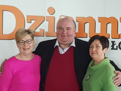 Beata Kierus (od lewej), Położna Roku 2017 na wspólnym zdjęciu z Dorotą Grabowską (po prawej), Położną Roku 2016 i Markiem Kiełczewskim, prezesem Kutnowskiego Szpitala Samorządowego. 