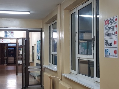 Tablice informacyjne umieszczono w odległości co 5 metrów