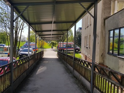 Zadaszony podjazd dla pacjentów wymagających transportu.