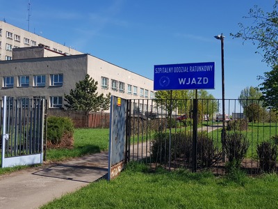 Oznakowany wjazd na SOR od ulicy Szpitalnej dla służb ratunkowych.